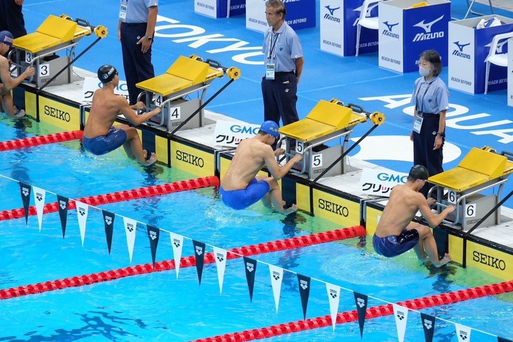 水泳コーチの全身写真